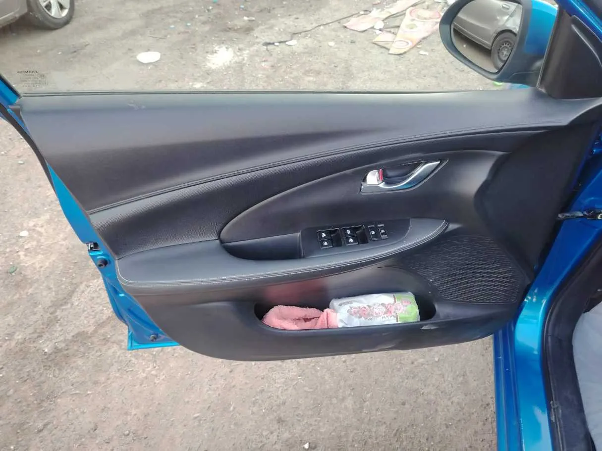 Car image 11