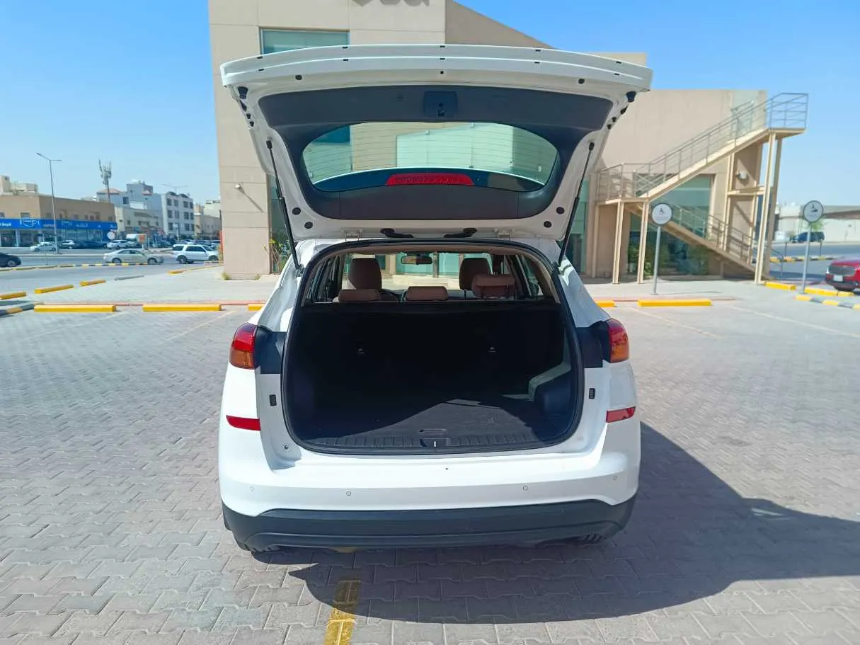 Car image 17