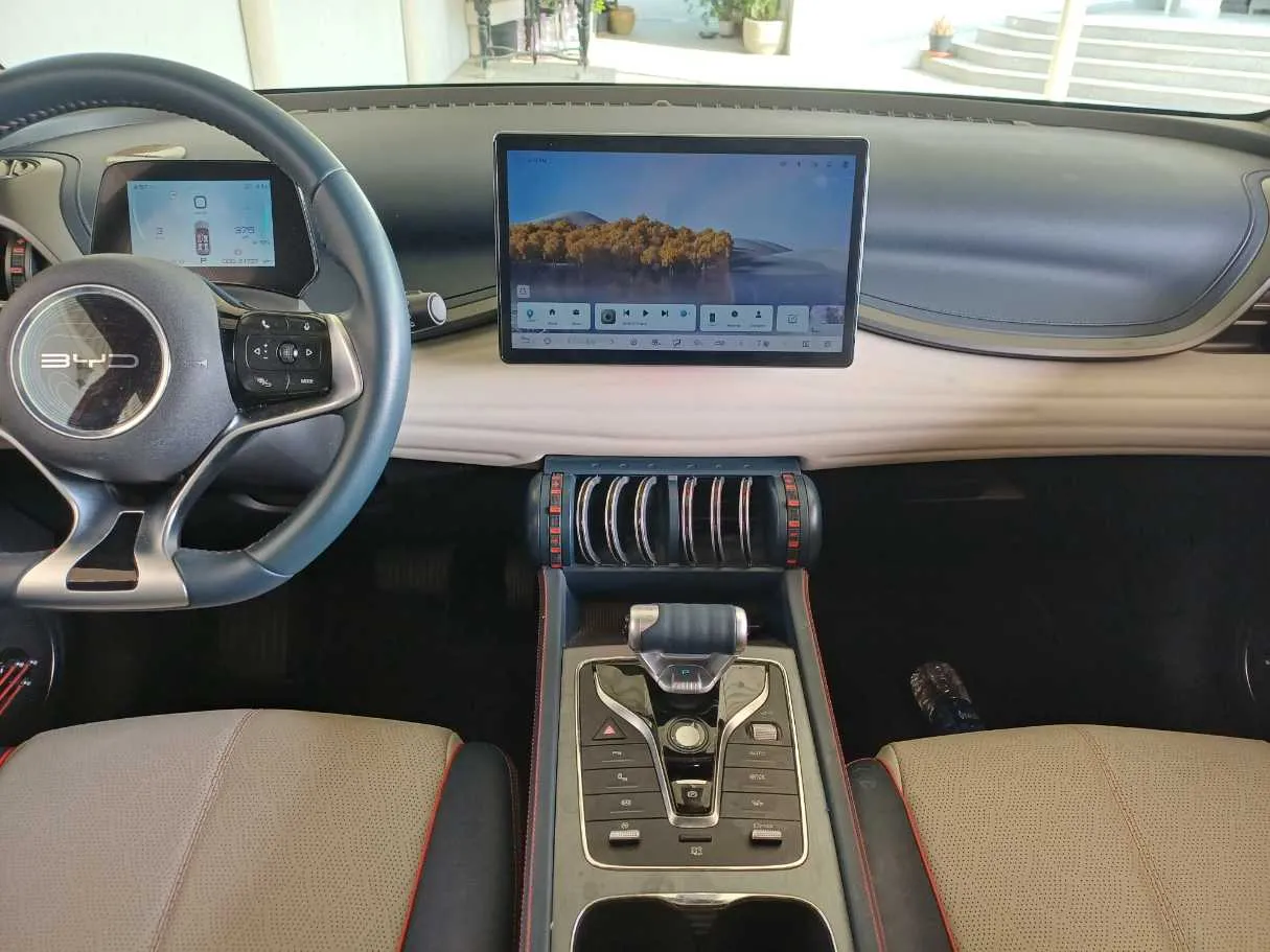 Car image 16