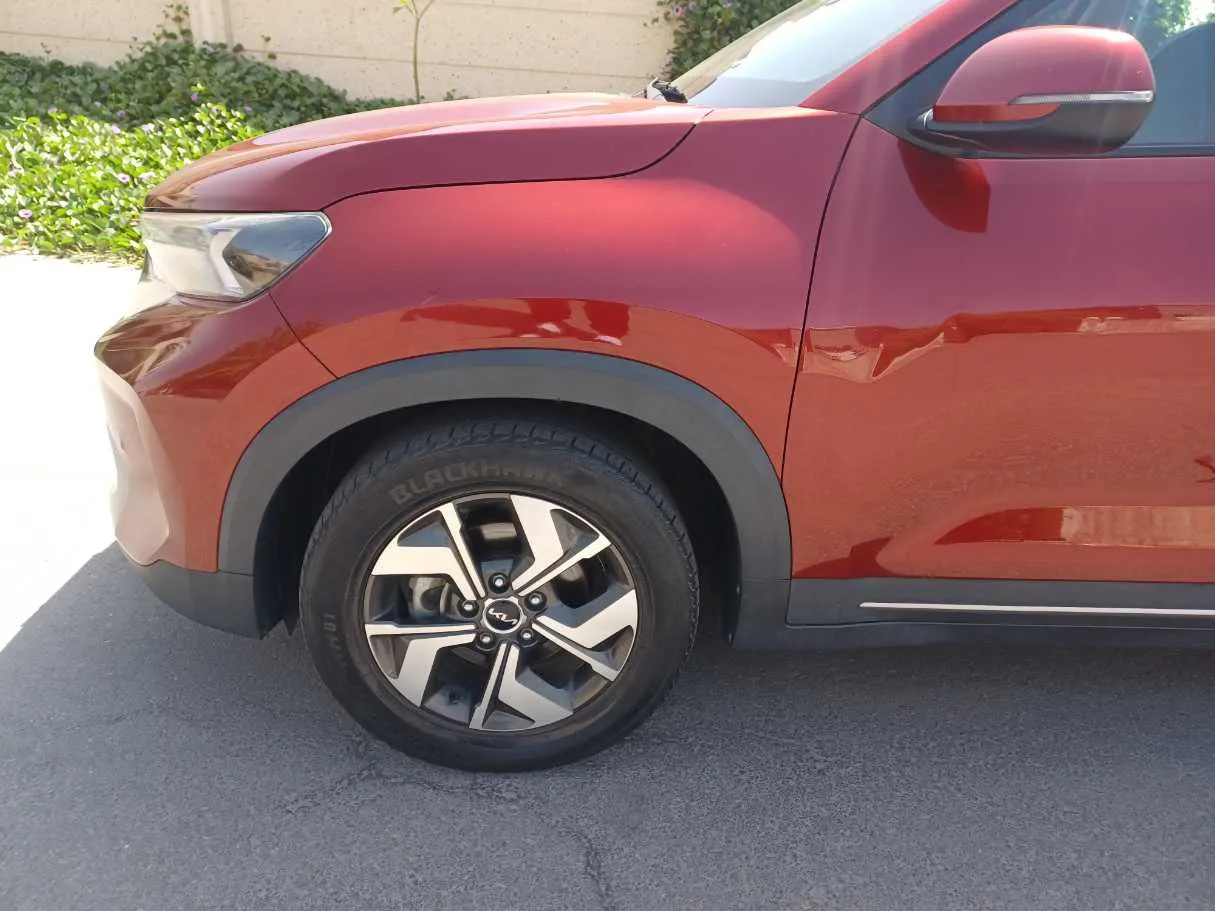 Car image 9