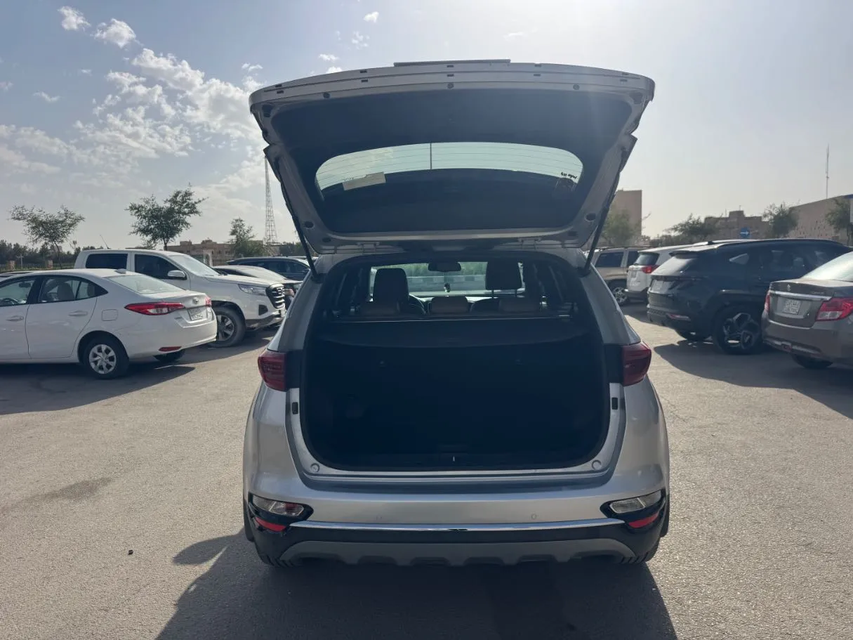 Car image 19