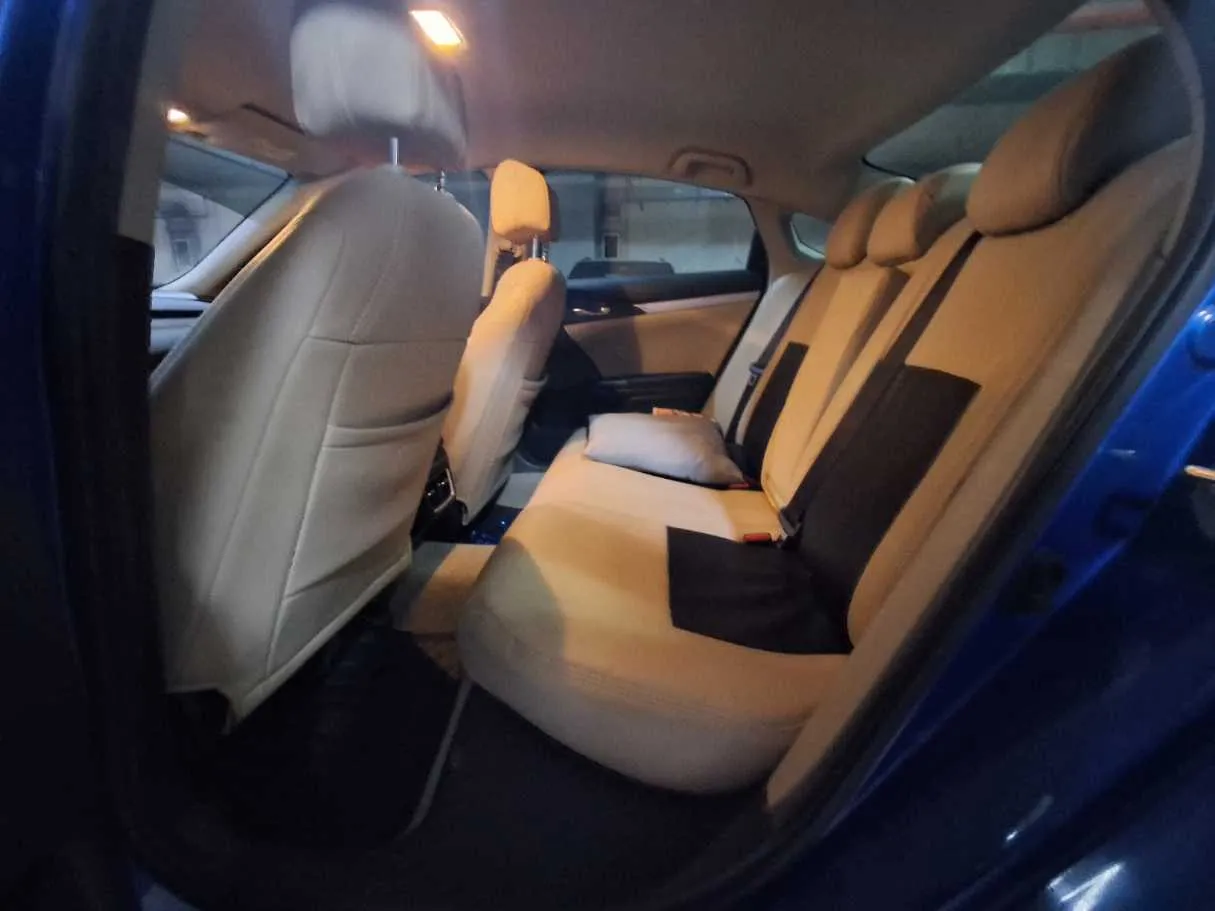 Car image 14