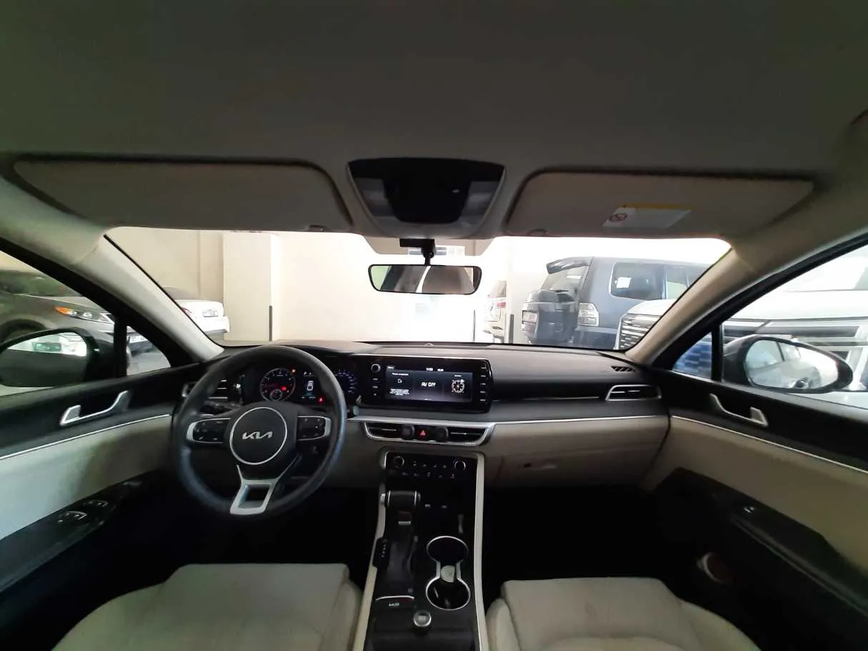 Car image 14