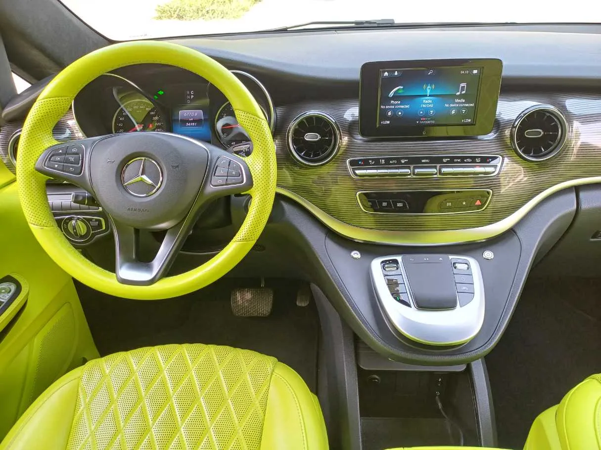 Car image 18