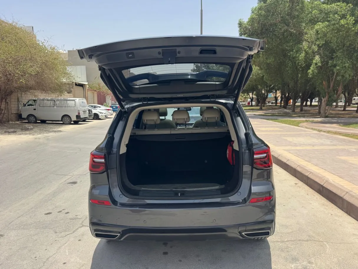 Car image 19
