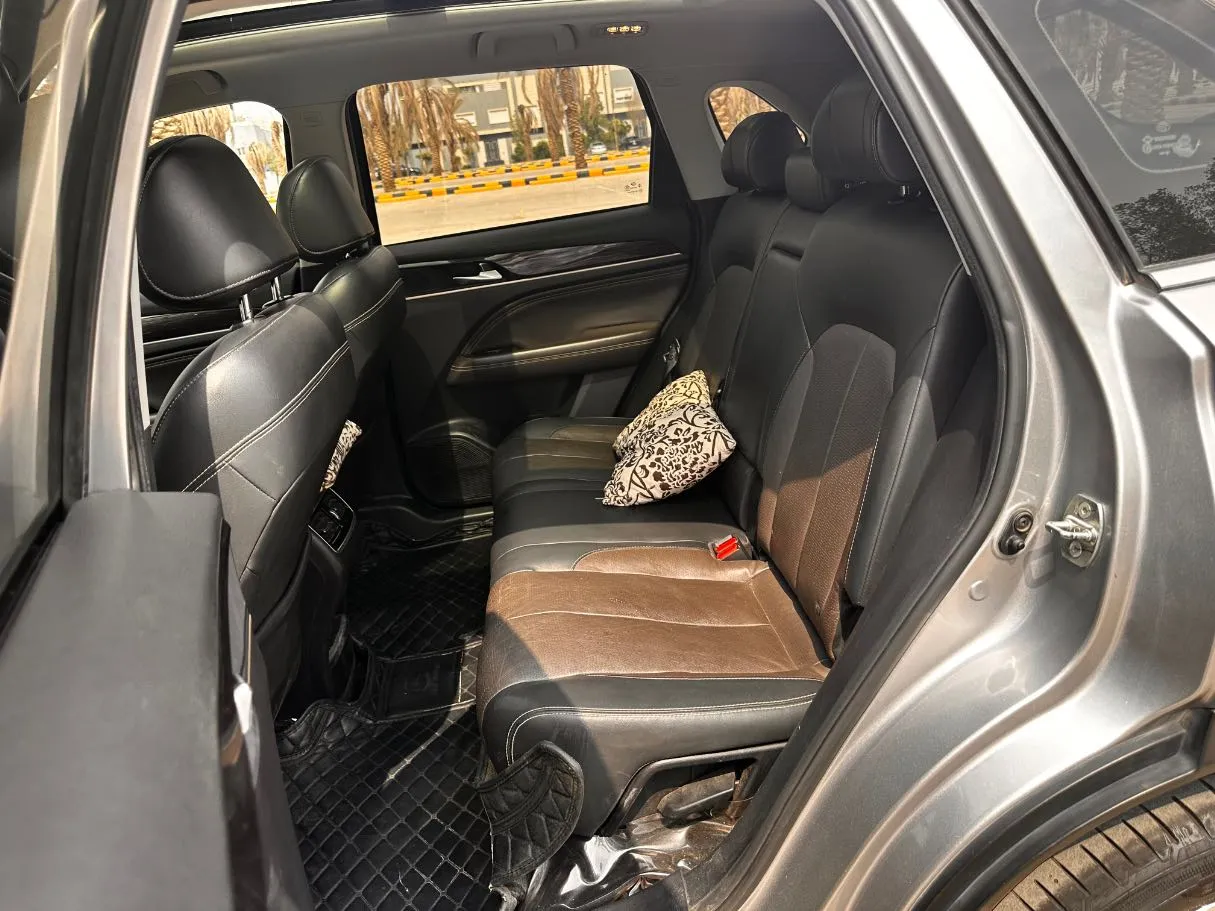 Car image 14
