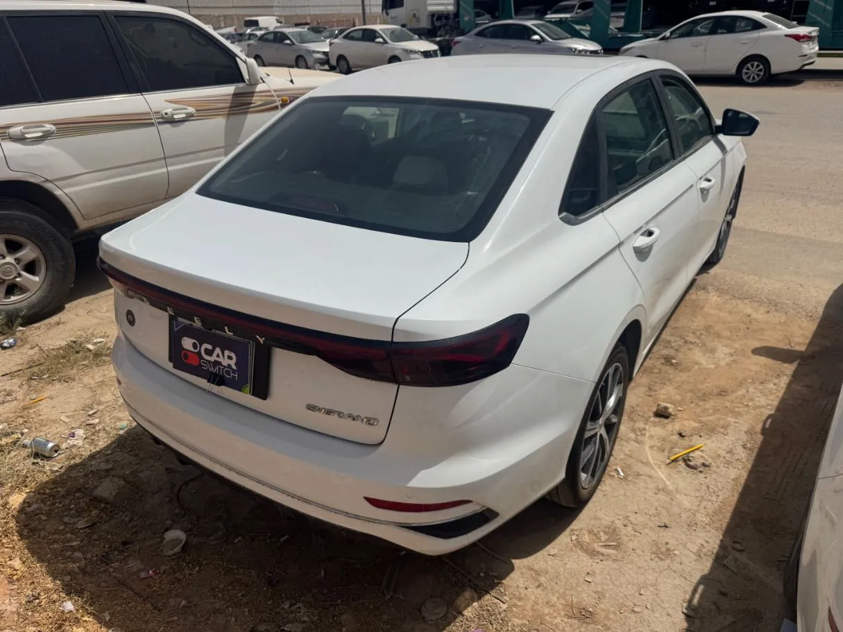 Car image 4