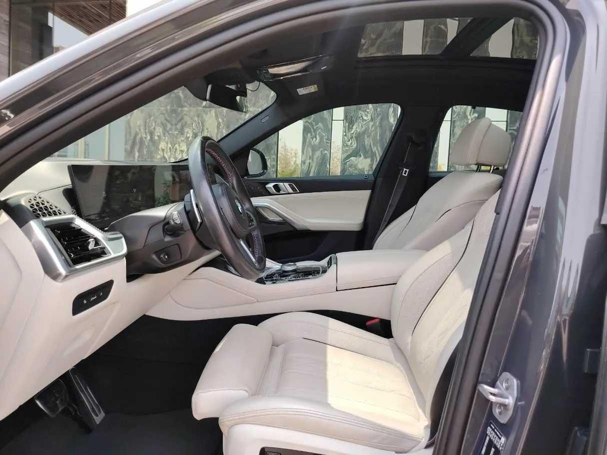 Car image 14
