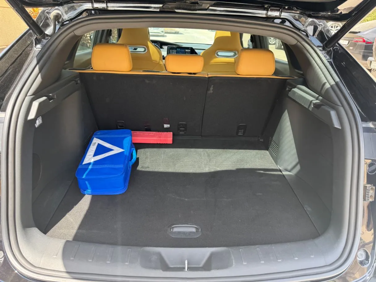 Car image 19