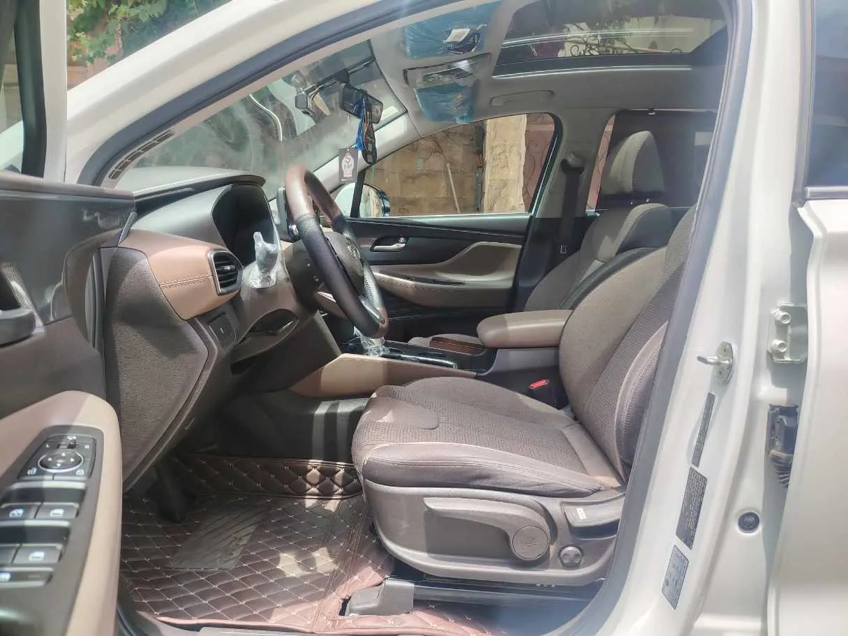 Car image 12