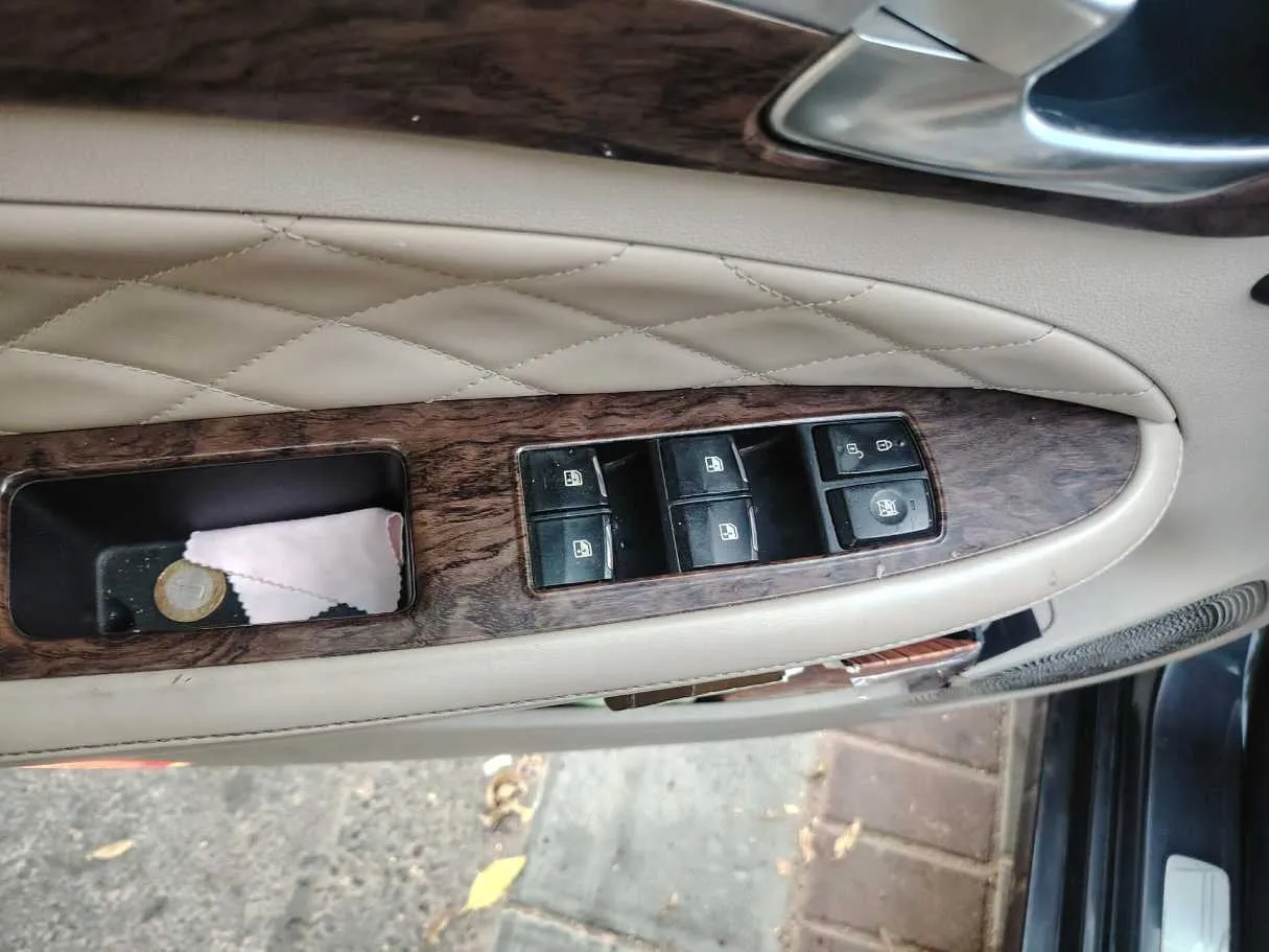 Car image 27