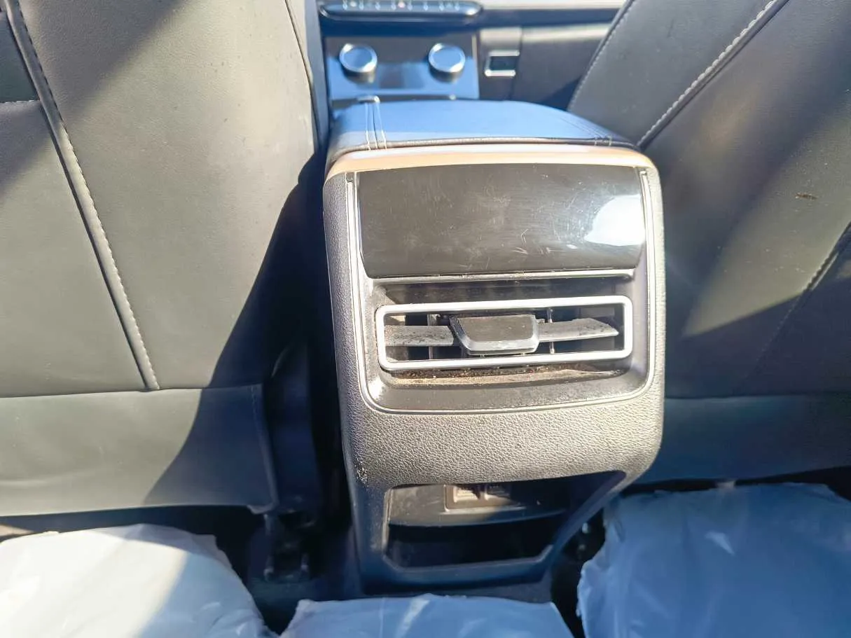 Car image 30