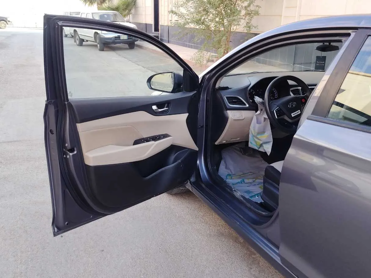 Car image 11