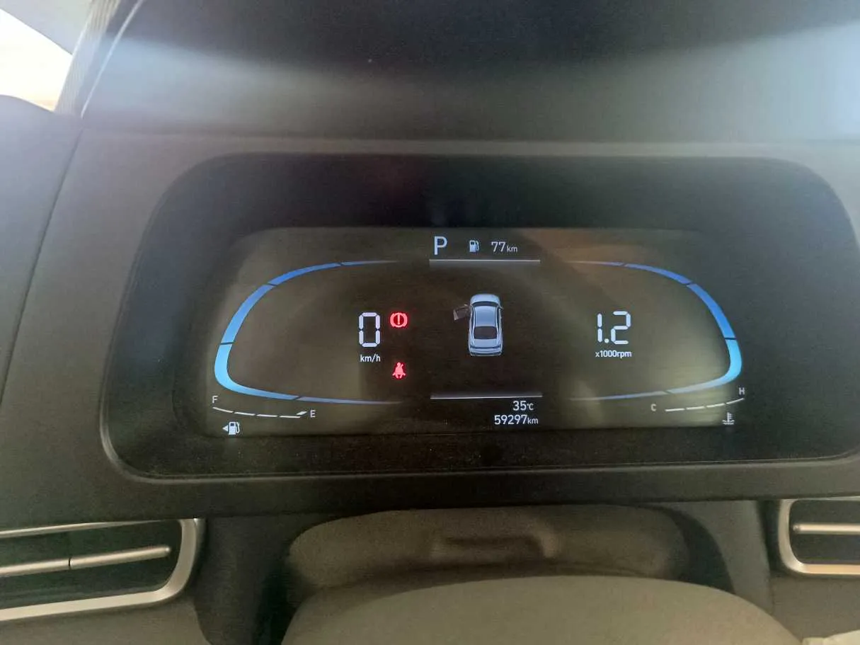 Car image 14