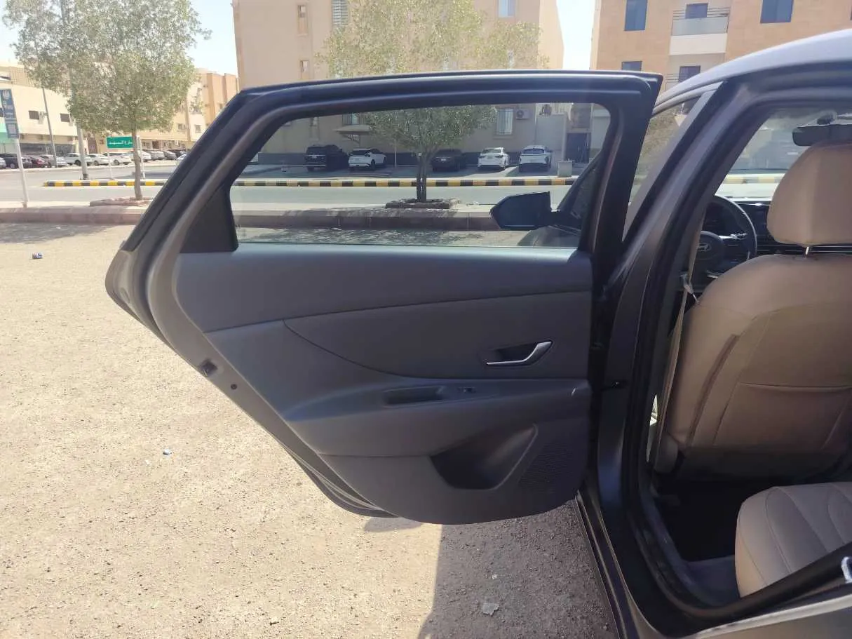 Car image 15