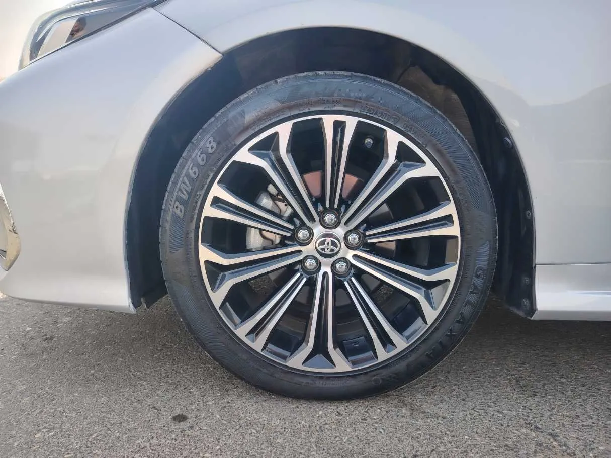 Car image 9