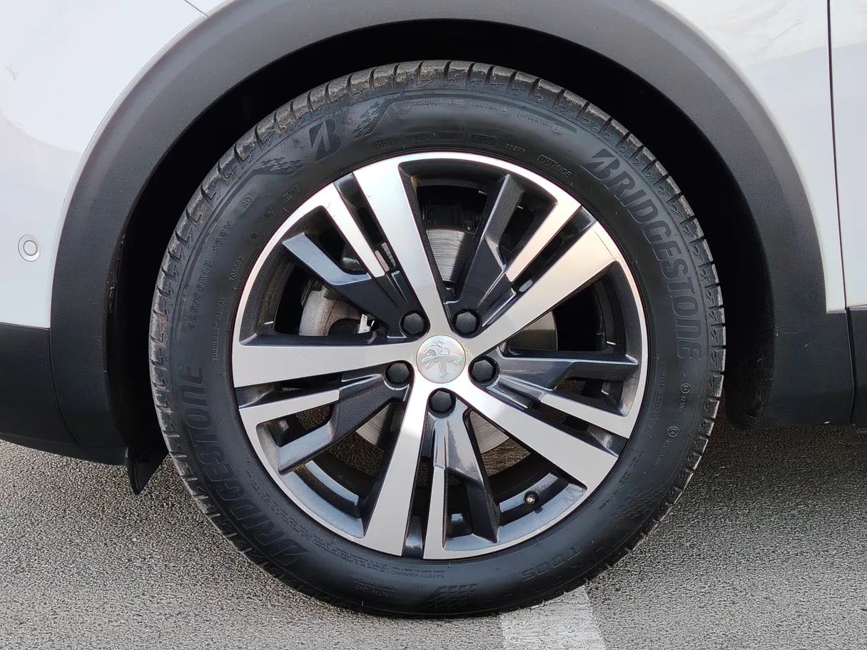 Car image 10
