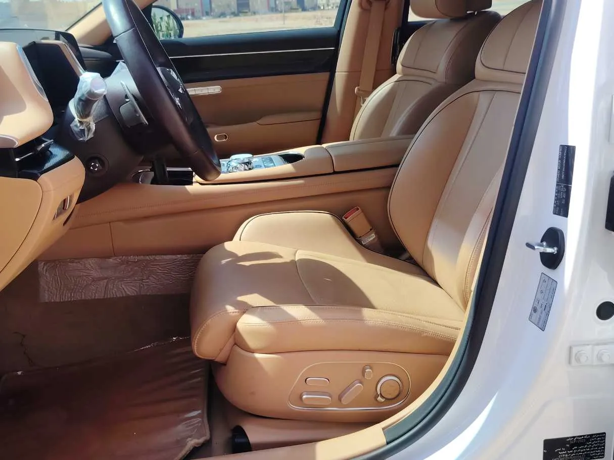 Car image 12