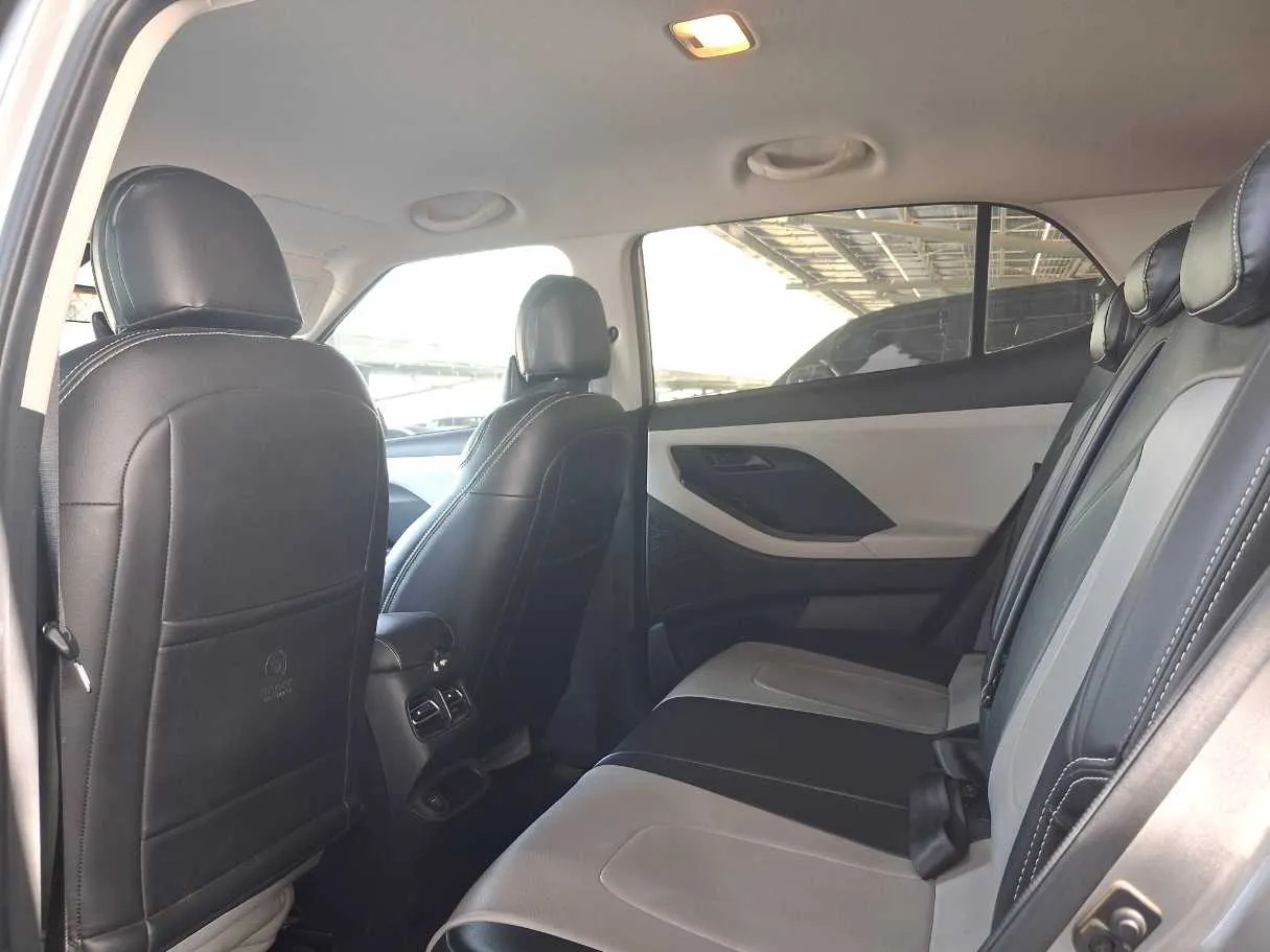 Car image 13