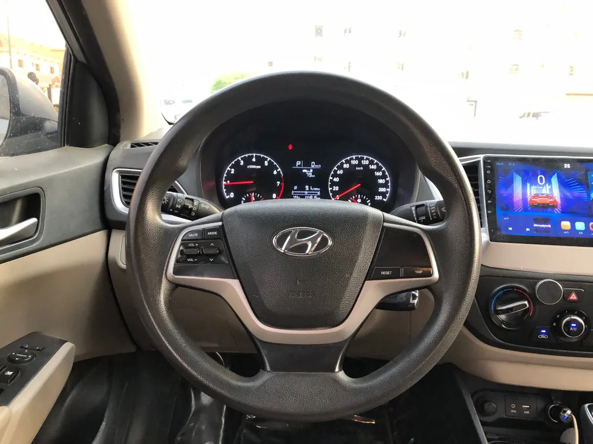 Car image 16