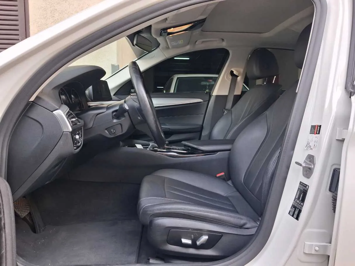Car image 12