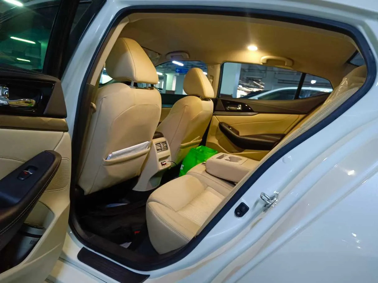 Car image 19