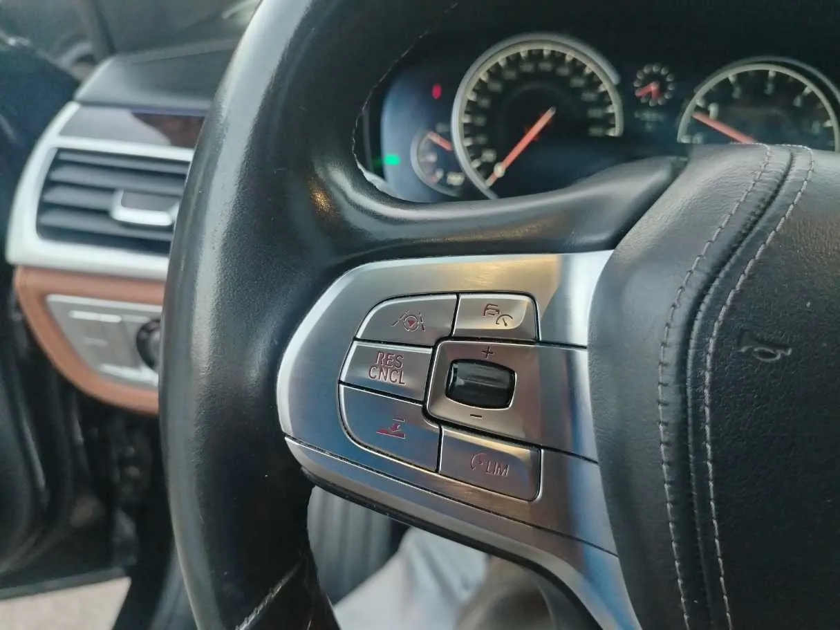 Car image 30