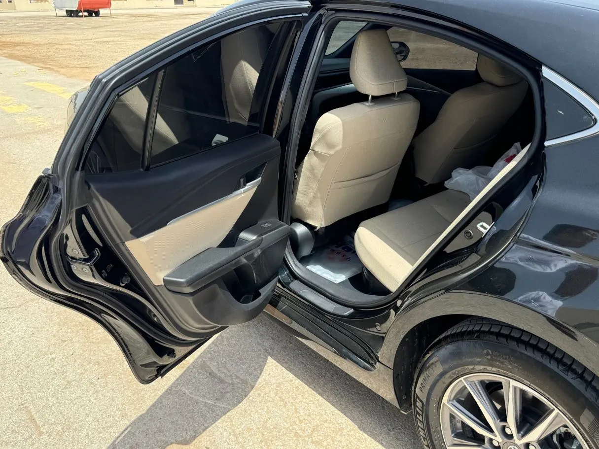 Car image 12