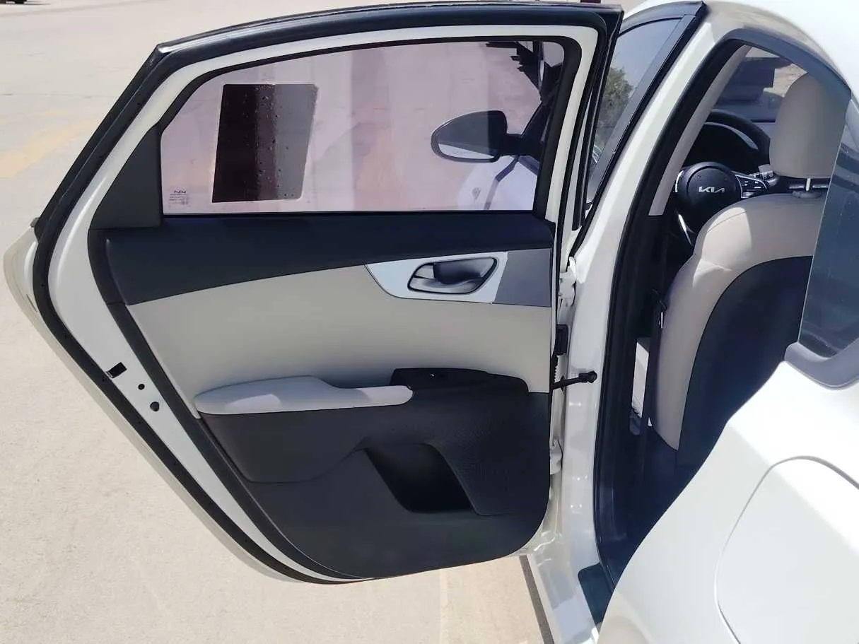 Car image 14