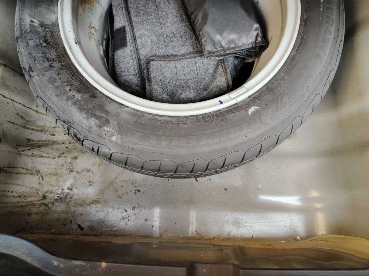 Car image 32