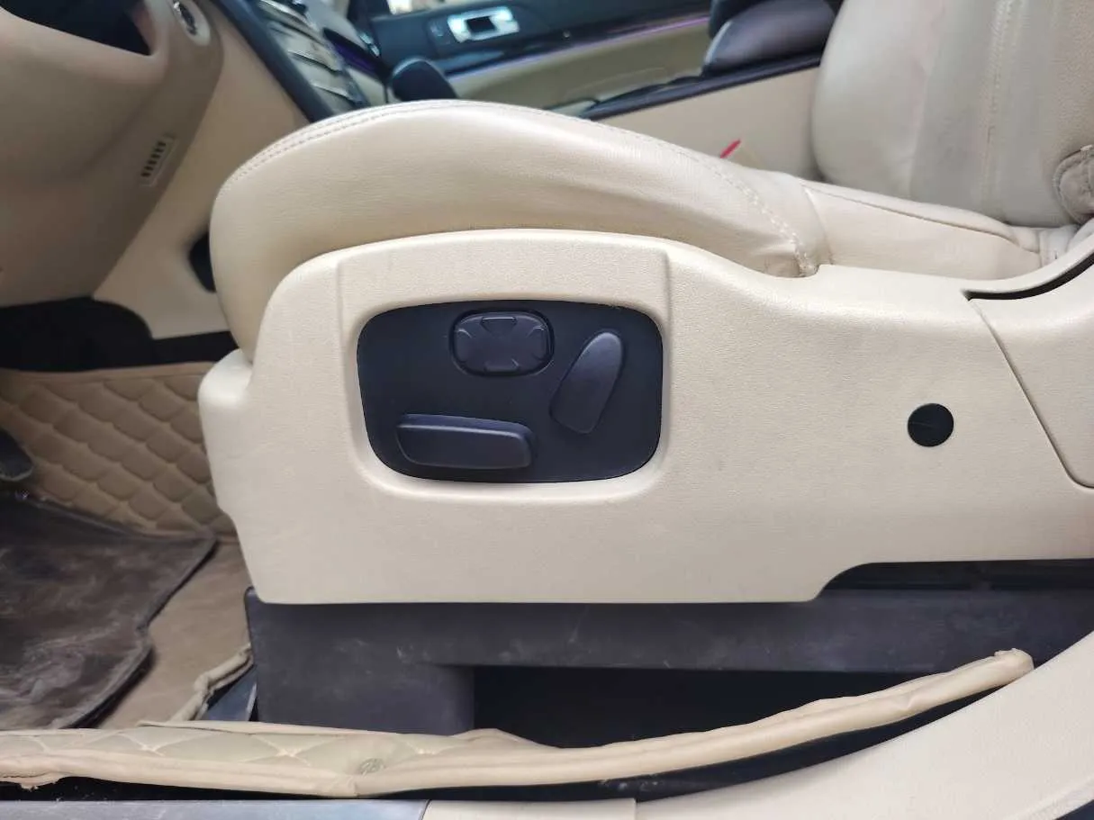 Car image 32