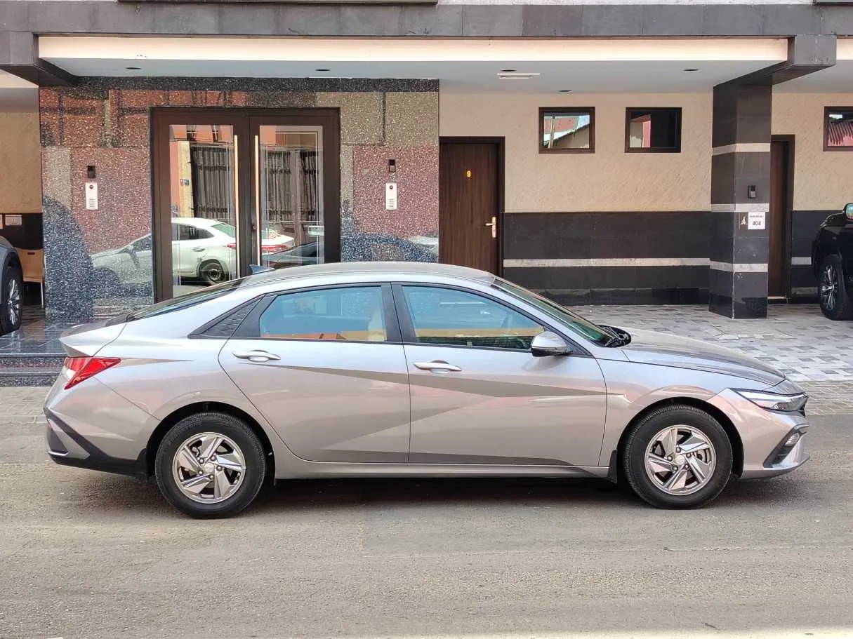 Car image 4