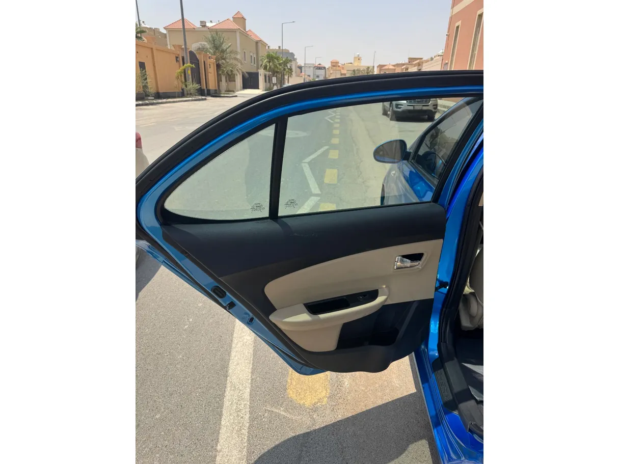Car image 12