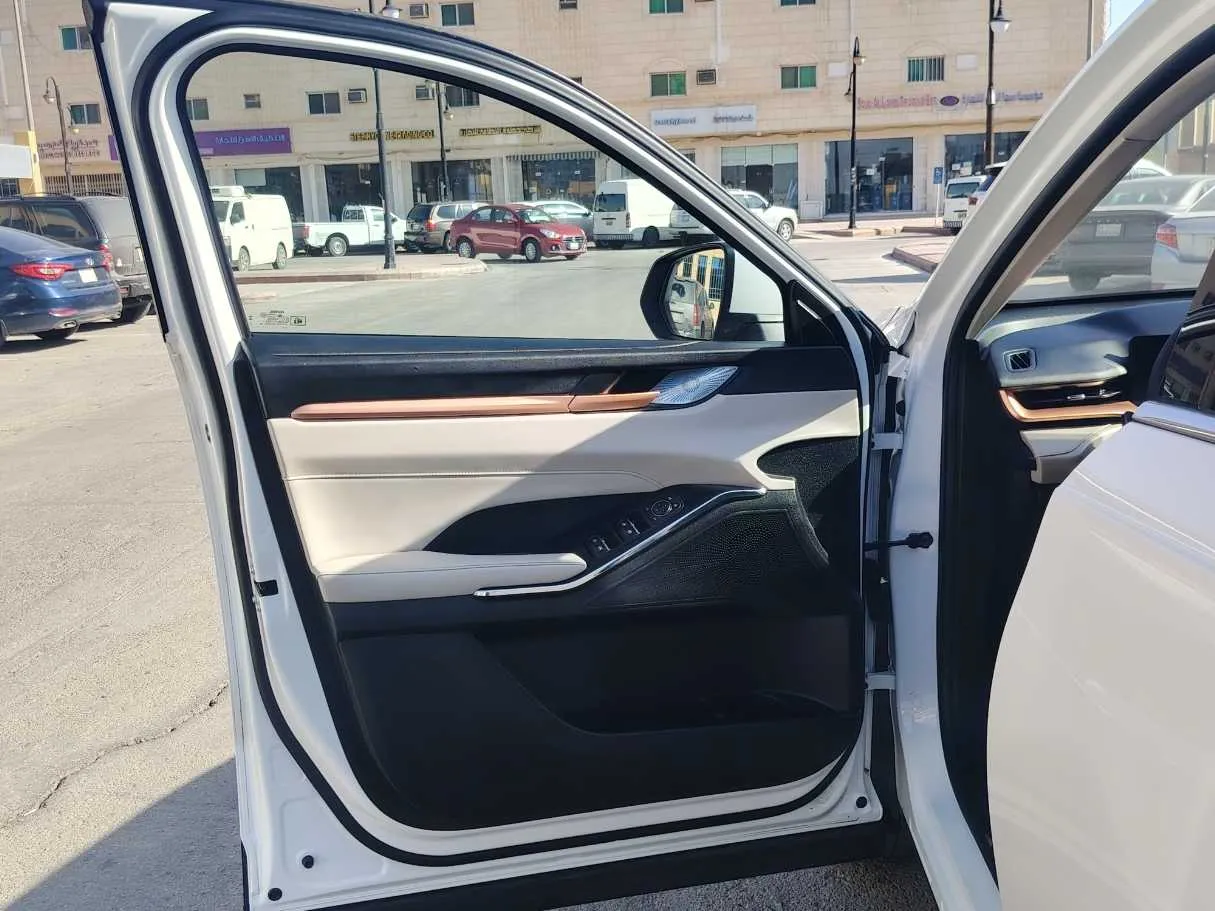 Car image 11