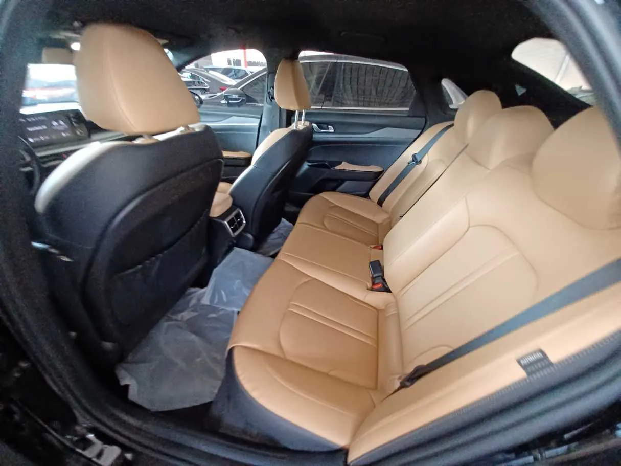 Car image 9