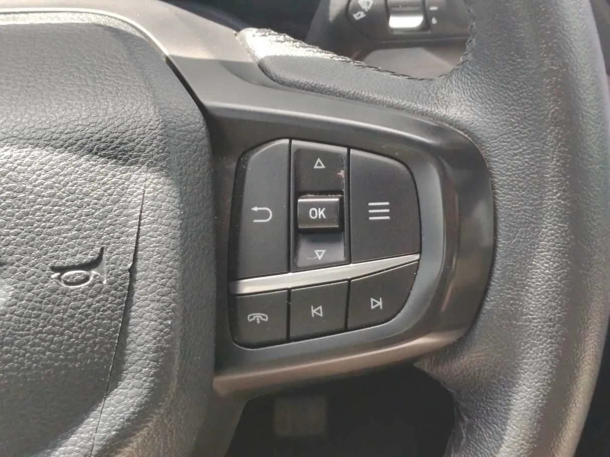 Car image 30