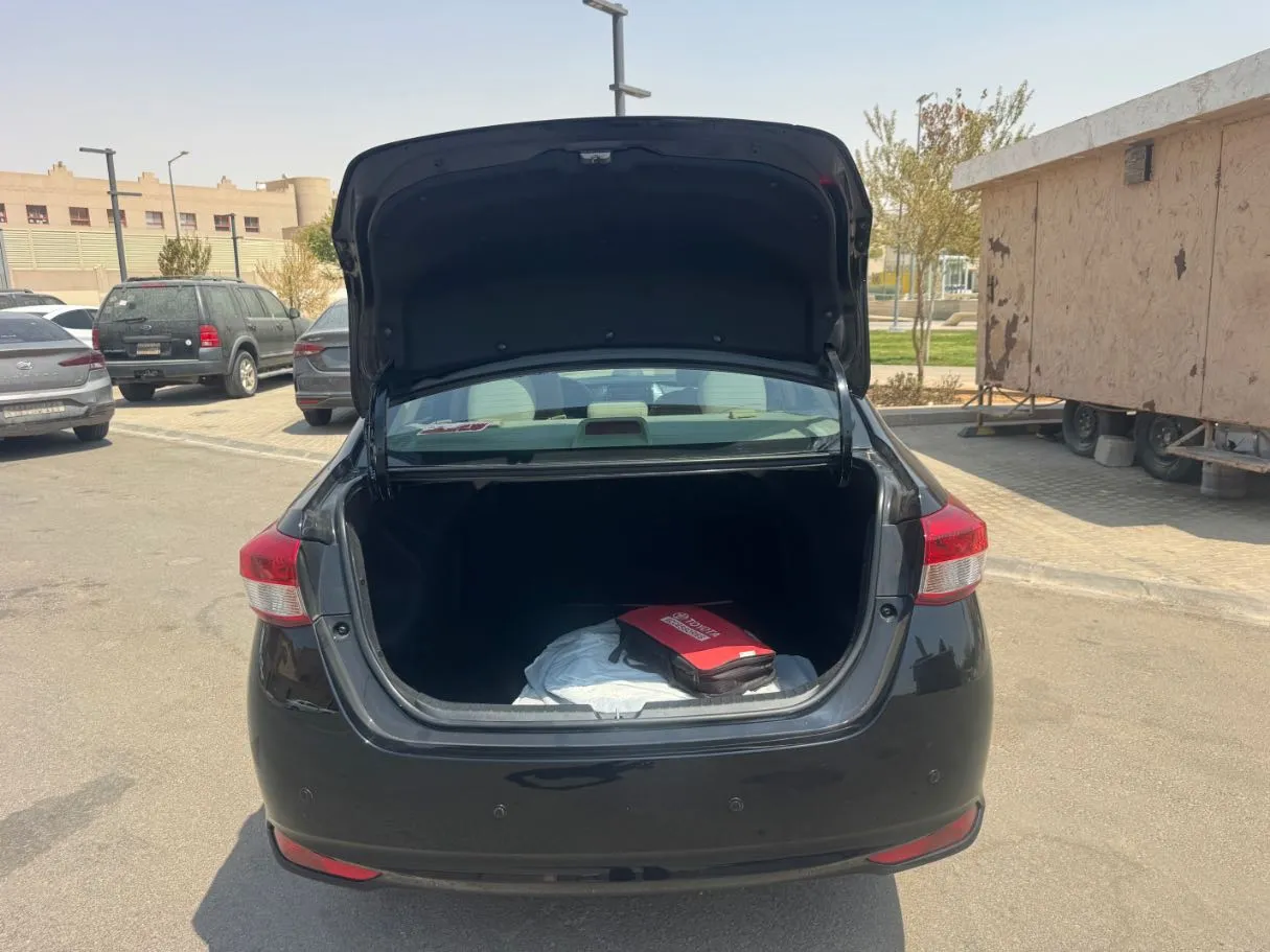 Car image 19