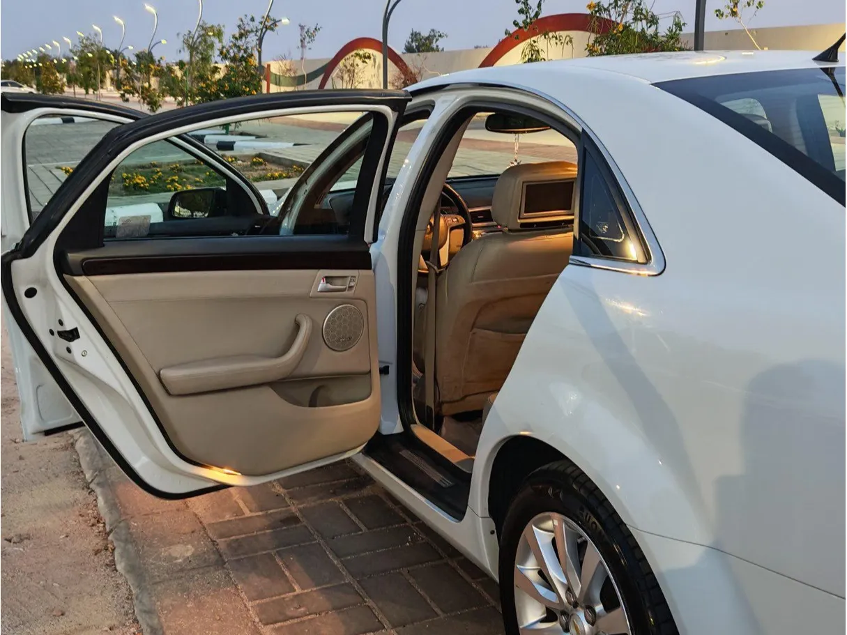 Car image 4