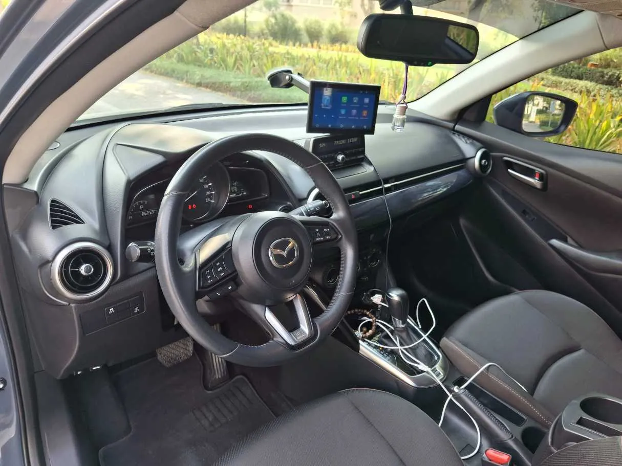 Car image 11