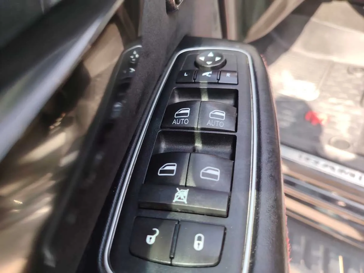 Car image 33