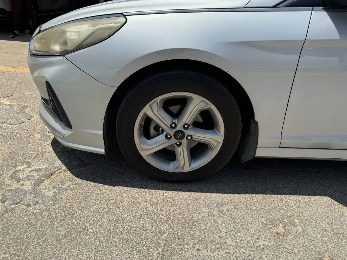 Car image 9