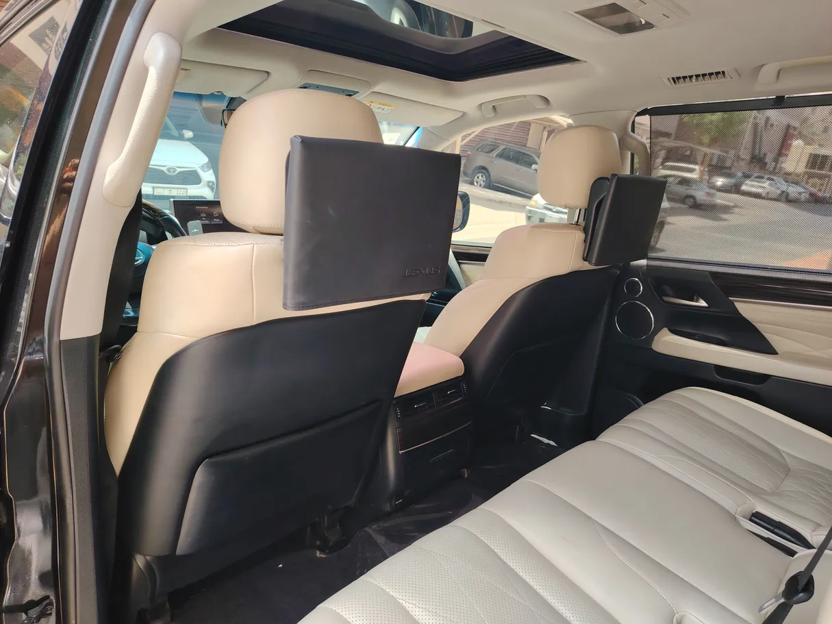 Car image 17