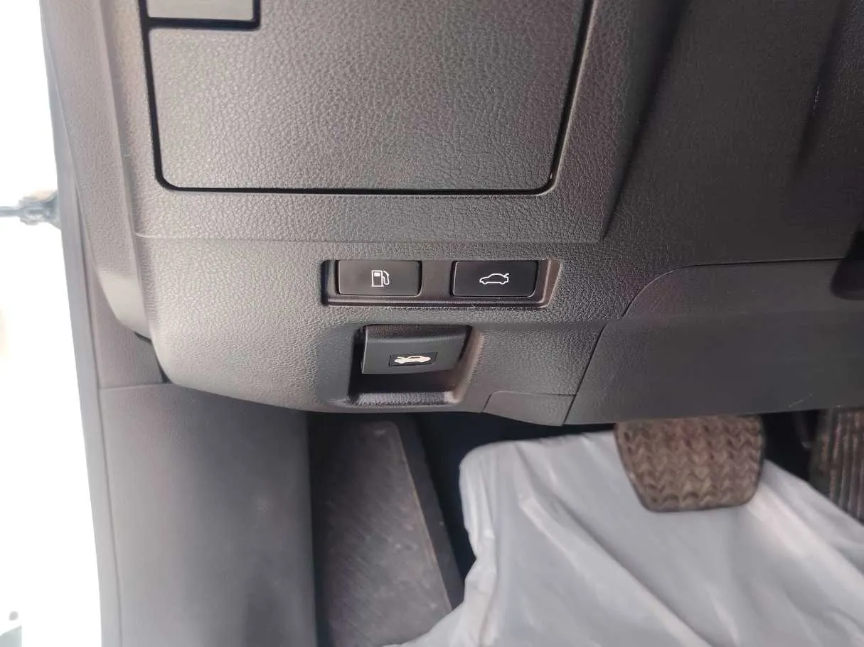 Car image 30