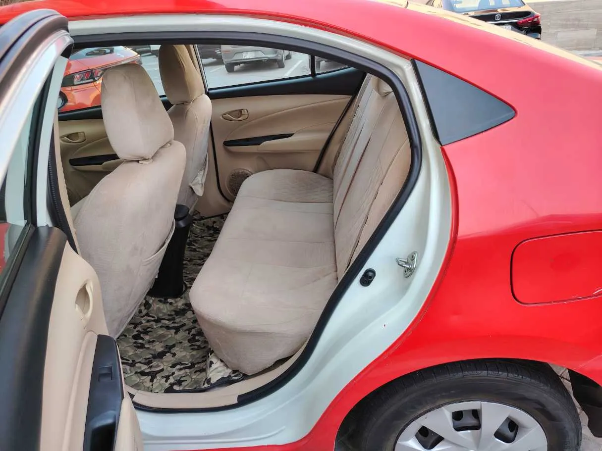 Car image 14