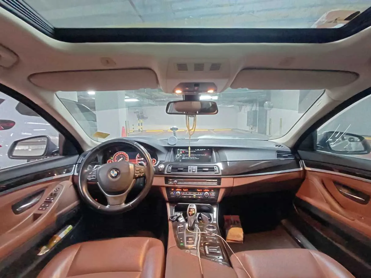 Car image 14