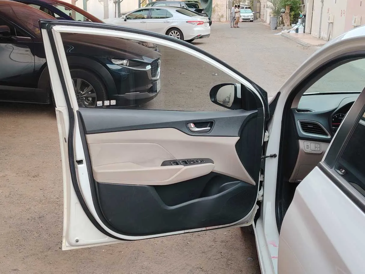 Car image 11