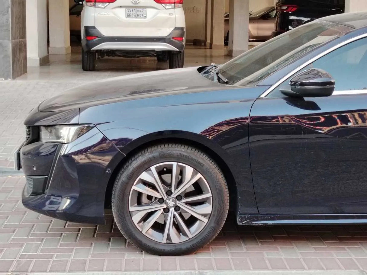 Car image 9