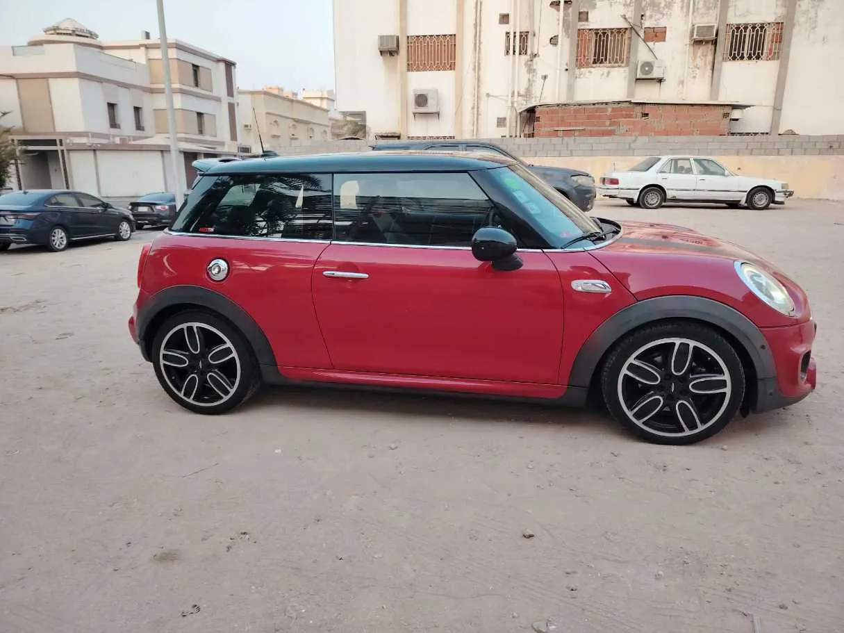 Car image 4