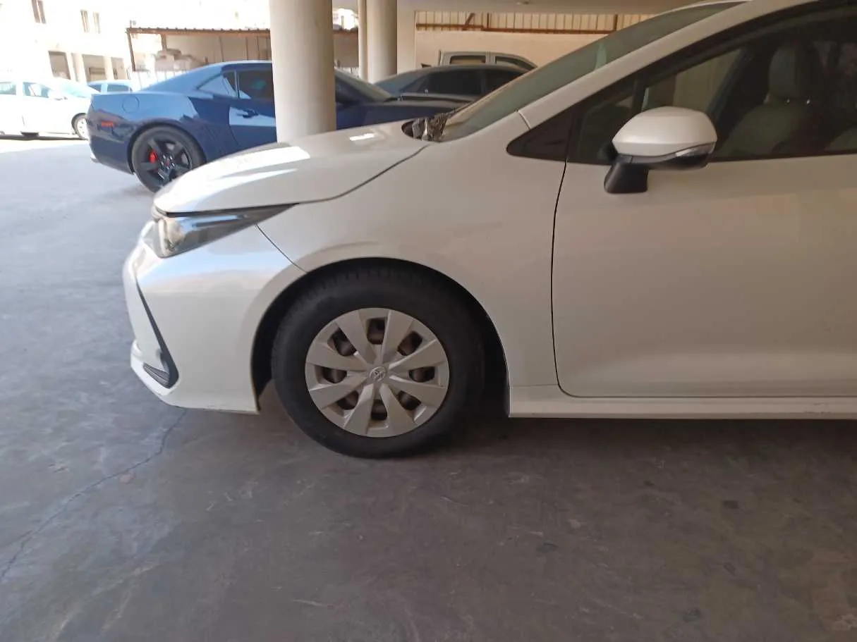 Car image 9