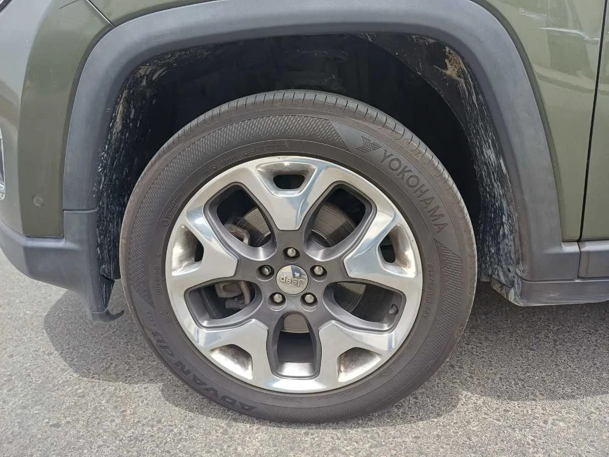 Car image 9